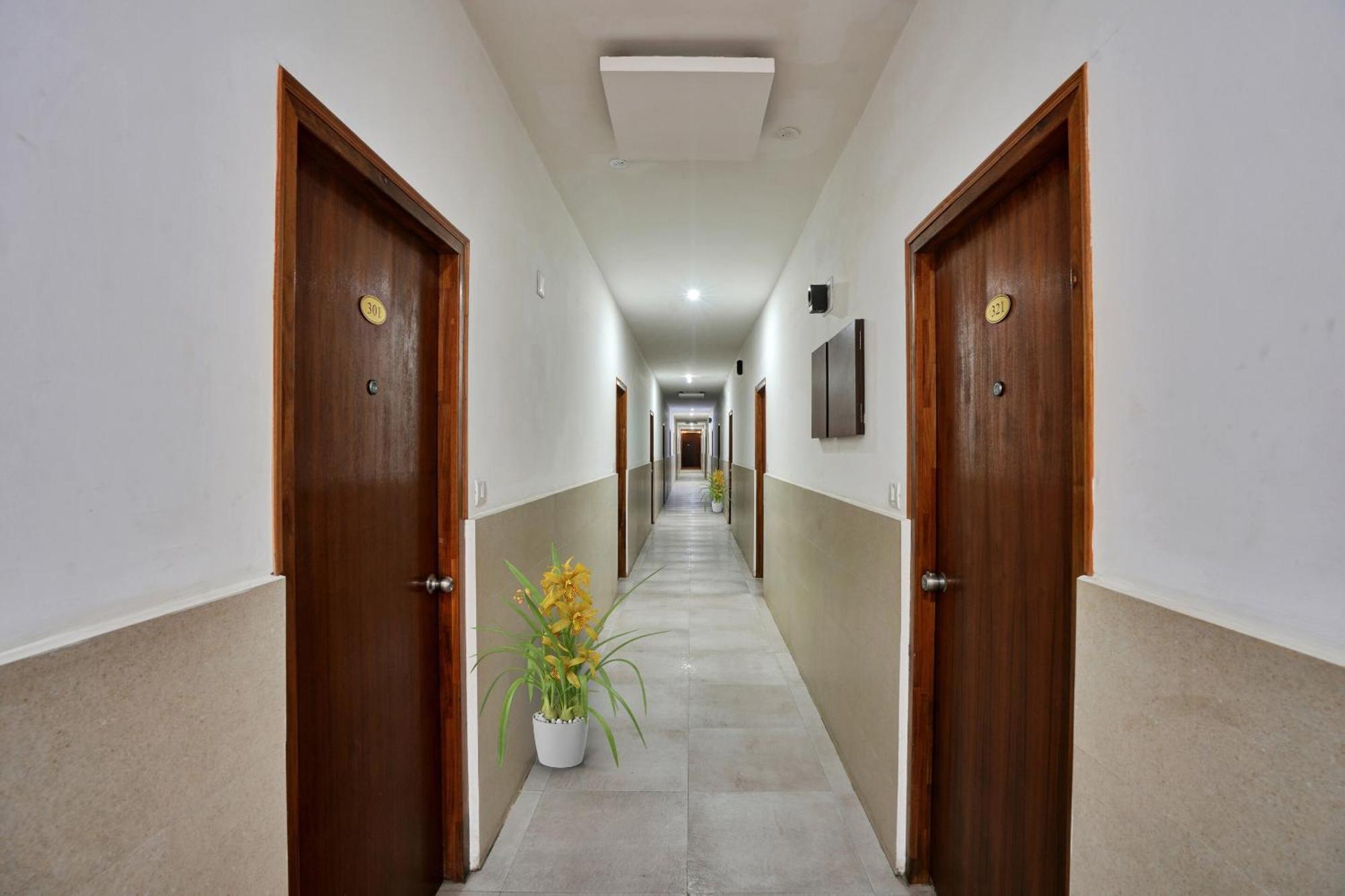 B Six Hotel Bangalore Bagian luar foto