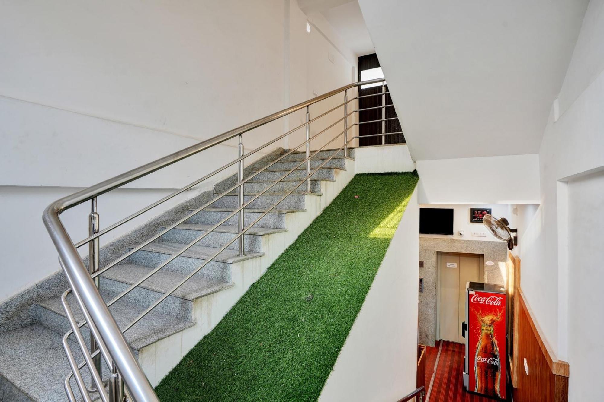 B Six Hotel Bangalore Bagian luar foto